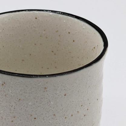 【made in japan】
Utsuwa Roan Mino Ware Tea Cup, Approximately 230ml, White Karatsu with Black Rim, Made in Japan, Item No. 520-0192. Perfect for tea lovers seeking authentic Japanese craftsmanship!