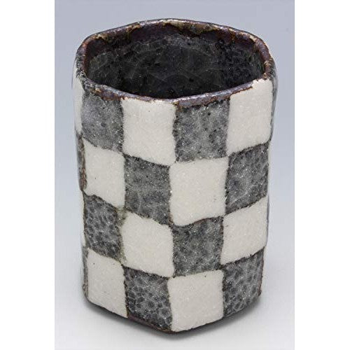【made in japan】
Mino Ware "Miura Shigehisa" Hexagonal Yunomi Cup, Large Size, Diameter Approximately 7.5cm, Nezumi Shino Shimatsu, Made in Japan, Product Code 060-0010. Perfect for tea lovers and collectors.