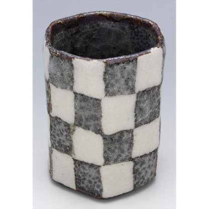 【made in japan】
Mino Ware "Miura Shigehisa" Hexagonal Yunomi Cup, Large Size, Diameter Approximately 7.5cm, Nezumi Shino Shimatsu, Made in Japan, Product Code 060-0010. Perfect for tea lovers and collectors.
