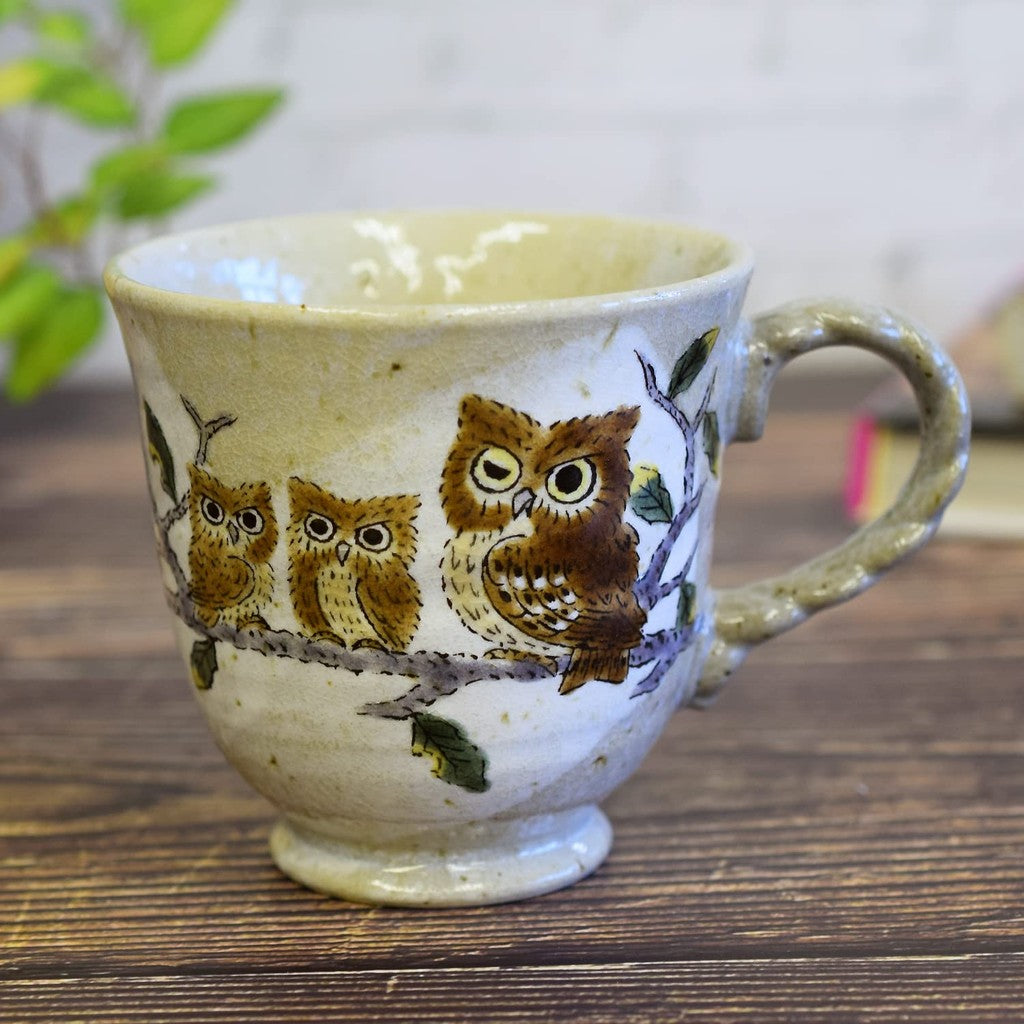 【made in japan】
Waza no Kura Stylish "Red Birthday" Mug - High-Quality Kutani Ceramics with Owl Design, Elegant Tableware, Premium Japanese Brand for Special Celebrations.