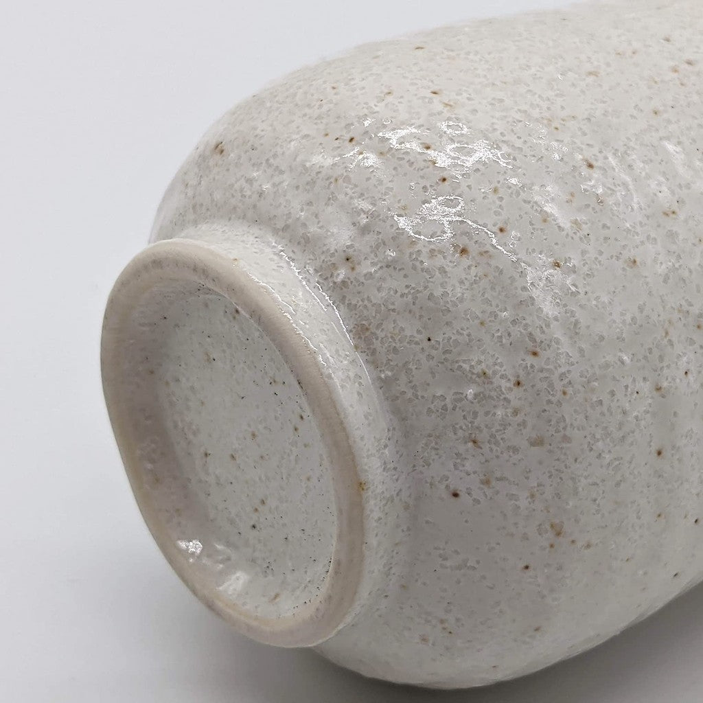 【made in japan】
Utsuwa Roan Mino Ware Tea Cup, Approximately 230ml, White Karatsu with Black Rim, Made in Japan, Item No. 520-0192. Perfect for tea lovers seeking authentic Japanese craftsmanship!