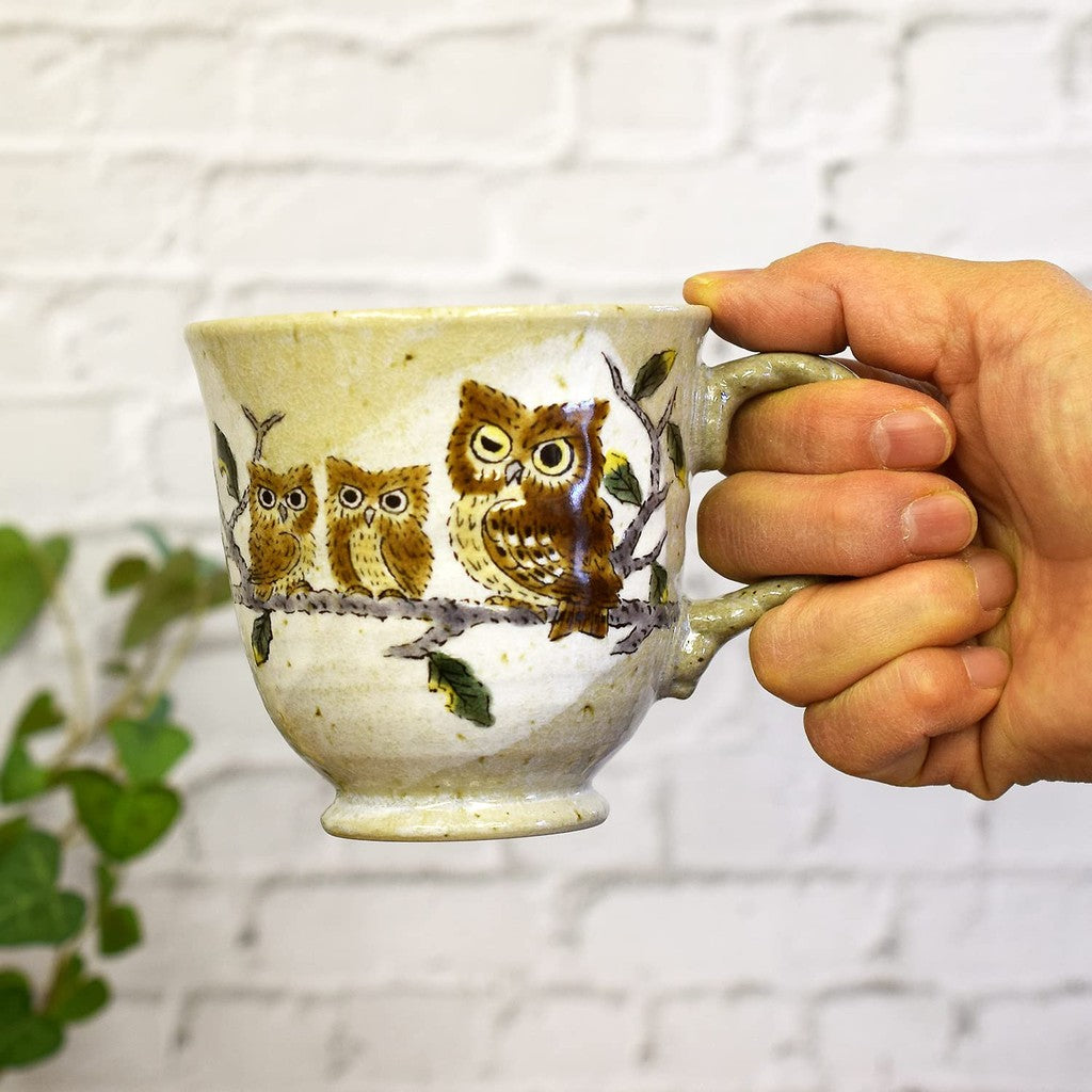 【made in japan】
Waza no Kura Stylish "Red Birthday" Mug - High-Quality Kutani Ceramics with Owl Design, Elegant Tableware, Premium Japanese Brand for Special Celebrations.