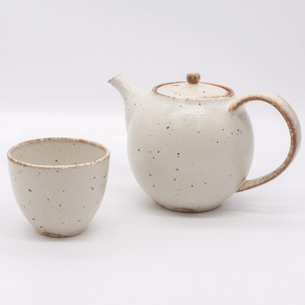 【made in japan】
Mino Ware Rusty Shino Rokkubei Sencha Bowl, 8cm diameter x 6.5cm height, 170ml capacity, Ivory color, Microwave & Dishwasher Safe, Made in Japan, Model 461-0002. Perfect for tea lovers!