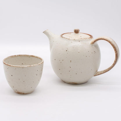 【made in japan】
Mino Ware Rusty Shino Rokkubei Sencha Bowl, 8cm diameter x 6.5cm height, 170ml capacity, Ivory color, Microwave & Dishwasher Safe, Made in Japan, Model 461-0002. Perfect for tea lovers!