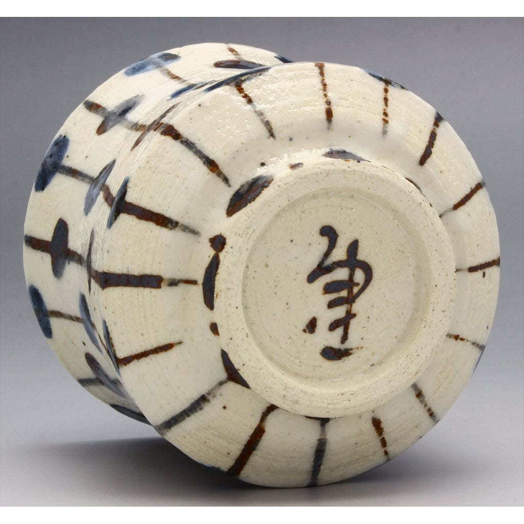 【made in japan】
Mino Ware "Nakagaki Renji" Oribe Pleated Drum-Shaped Tea Cup, Sencha Bowl, Approx. Diameter 9cm x Height 7.5cm, Capacity 260ml, Made in Japan, Model No. 043-0300. Perfect for tea lovers!