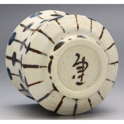 【made in japan】
Mino Ware "Nakagaki Renji" Oribe Pleated Drum-Shaped Tea Cup, Sencha Bowl, Approx. Diameter 9cm x Height 7.5cm, Capacity 260ml, Made in Japan, Model No. 043-0300. Perfect for tea lovers!