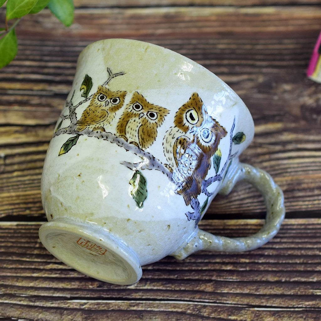 【made in japan】
Waza no Kura Stylish "Red Birthday" Mug - High-Quality Kutani Ceramics with Owl Design, Elegant Tableware, Premium Japanese Brand for Special Celebrations.