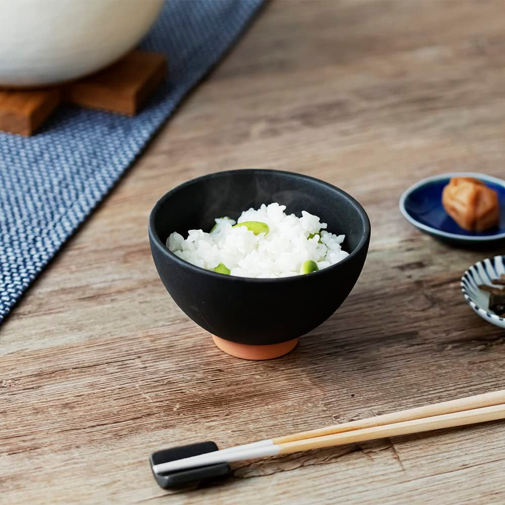 【made in japan】
&NE Mino Ware Red Clay Tea Bowl HARE & KE in Black, 11cm Diameter x 7cm Height, Made in Japan, Dishwasher Safe, Matte Finish, Stylish Design, Model NAW-193-BK