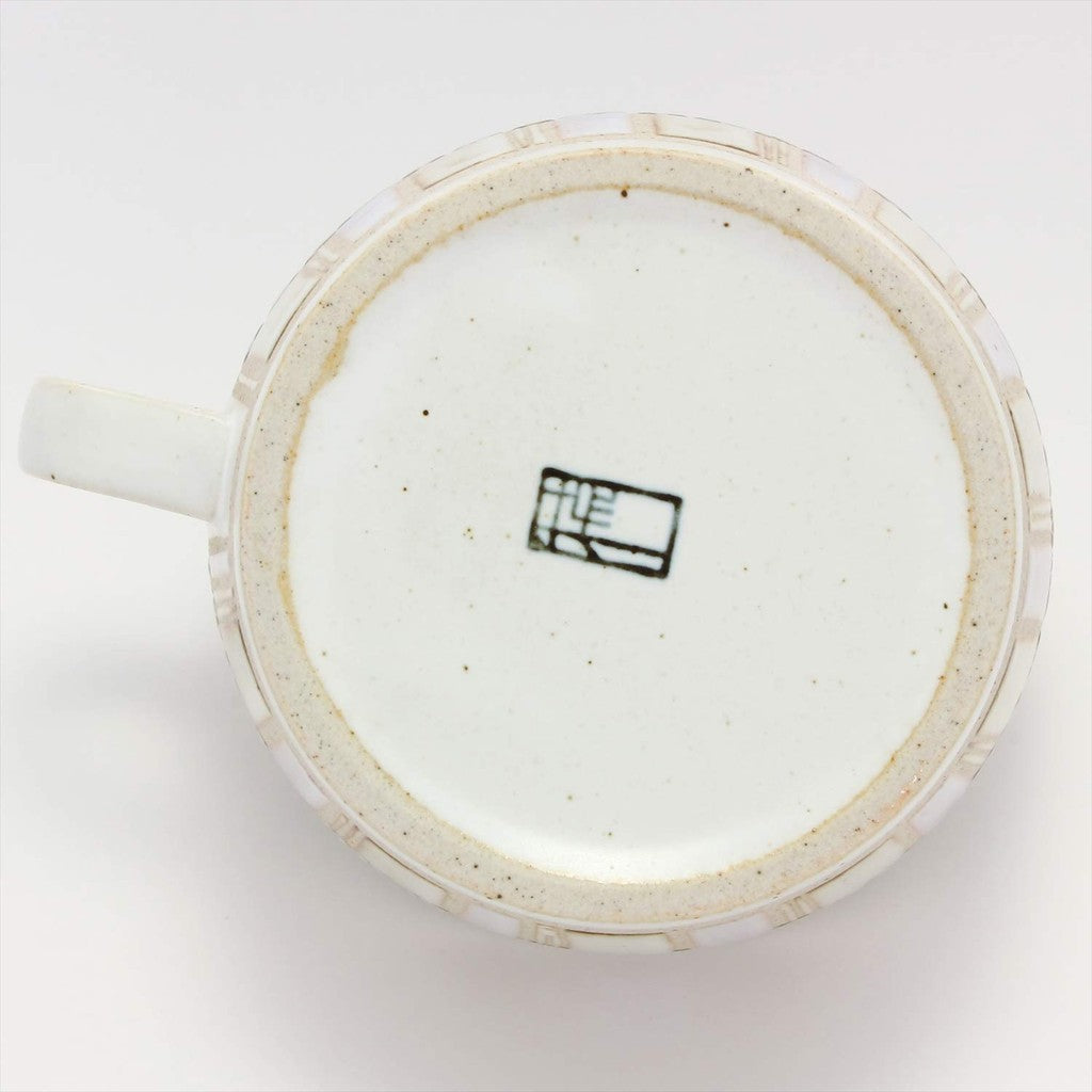 【made in japan】
Hasami Porcelain Soup Cup with Tile Art Design in Red - Perfect for Serving Delicious Soups and Stews, Combining Traditional Craftsmanship with Modern Style.