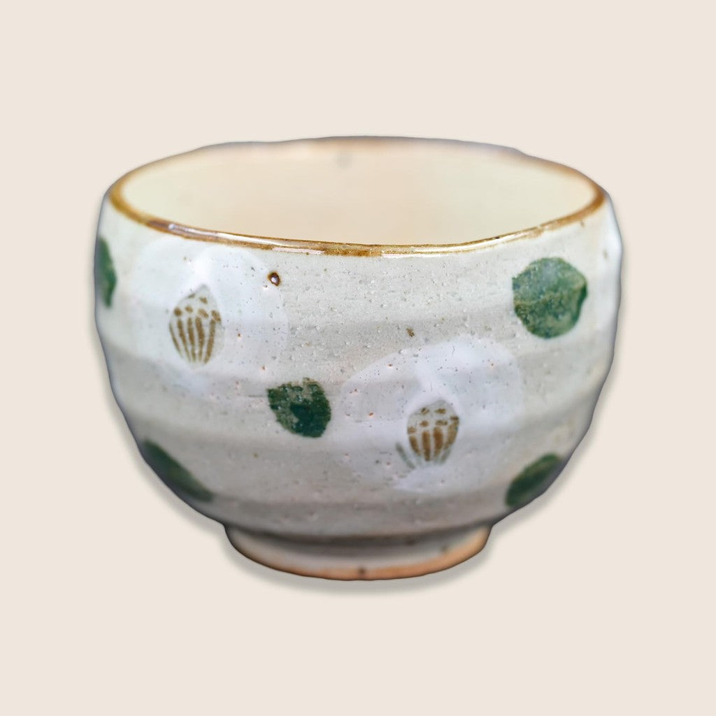 【made in japan】
Mino Ware Matcha Tea Bowl and Mug Set, Ceramic, 9.5 cm Diameter x 7 cm Height, 250 ml Capacity, Microwave and Dishwasher Safe, Includes Coaster, Elegant White Camellia Design, Made in Japan, UM-00165.
