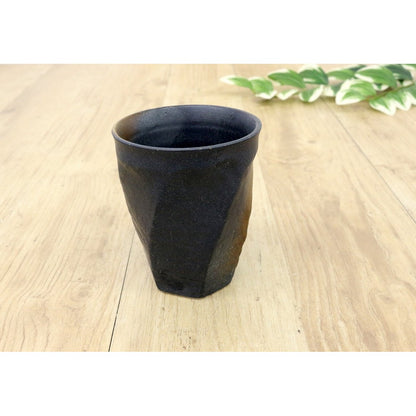 【made in japan】
Mino Ware Japanese Style Cafe Series Roughly Carved Twisted Free Cup, Black Color Splash MZ-0566. Perfect for tea or coffee lovers seeking unique, artisanal tableware for a delightful experience.