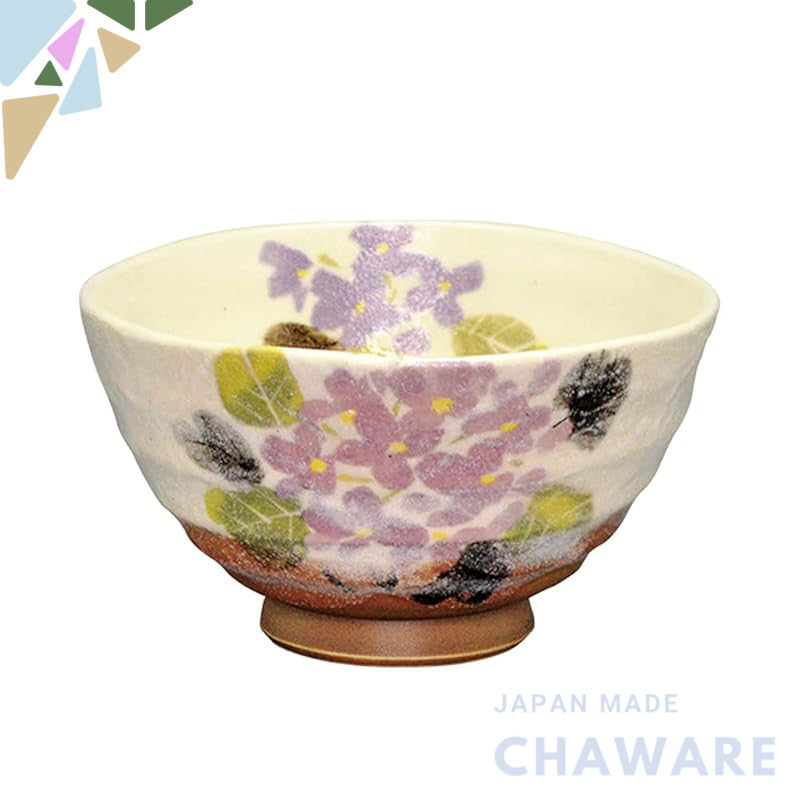 【made in japan】
Yutakagama Rikyū Tea Bowl in White with Twelve Months Floral Patterns, featuring Hydrangeas for June. Pe
