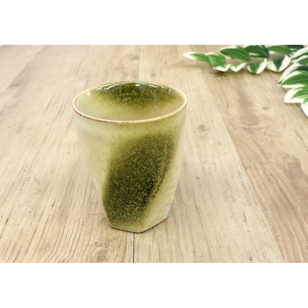【made in japan】
Mino Ware Japanese Cafe Series Roughly Carved Twisted Free Cup in Yellow Clay Color with Splashing Ink - Model MZ-0568