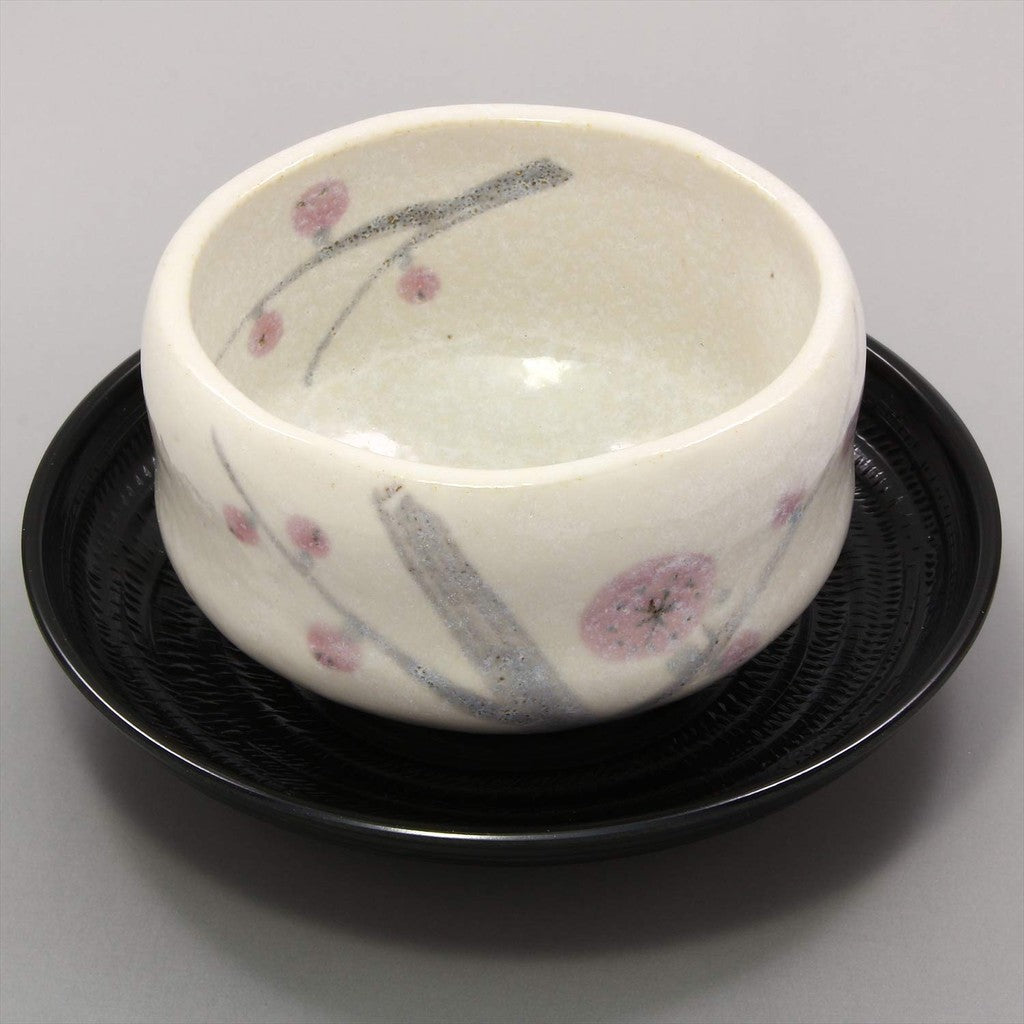 【made in japan】
Minoyaki Relaxing Bowl with Tea Saucer, Japanese Made, Red Plum Design, Model 503-01 - Perfect for Enjoying Your Favorite Beverages in Style and Comfort.