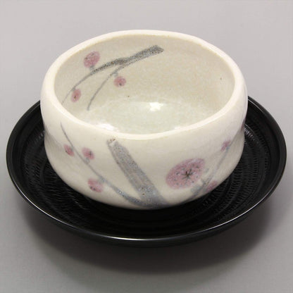 【made in japan】
Minoyaki Relaxing Bowl with Tea Saucer, Japanese Made, Red Plum Design, Model 503-01 - Perfect for Enjoying Your Favorite Beverages in Style and Comfort.