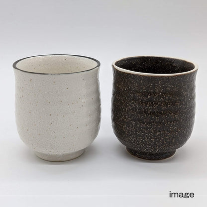 【made in japan】
Utsuwa Roan Mino Ware Tea Cup, Approximately 230ml, White Karatsu with Black Rim, Made in Japan, Item No. 520-0192. Perfect for tea lovers seeking authentic Japanese craftsmanship!