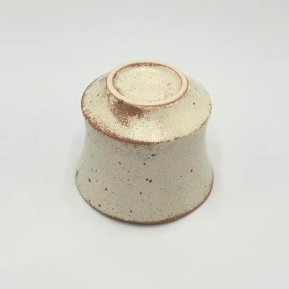 [made in Japan]
Mino Ware Sabi Shino Hantai Sencha Teacup, approximately 8cm in diameter and 6.5cm in height, with a capacity of about 170ml, in ivory color. Microwave and dishwasher safe. Made in Japan. Product code: 461-0003.