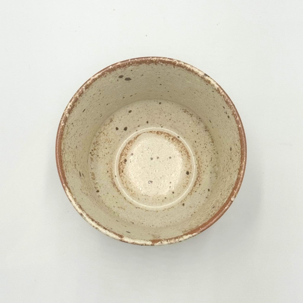 [made in Japan]
Mino Ware Sabi Shino Hantai Sencha Teacup, approximately 8cm in diameter and 6.5cm in height, with a capacity of about 170ml, in ivory color. Microwave and dishwasher safe. Made in Japan. Product code: 461-0003.