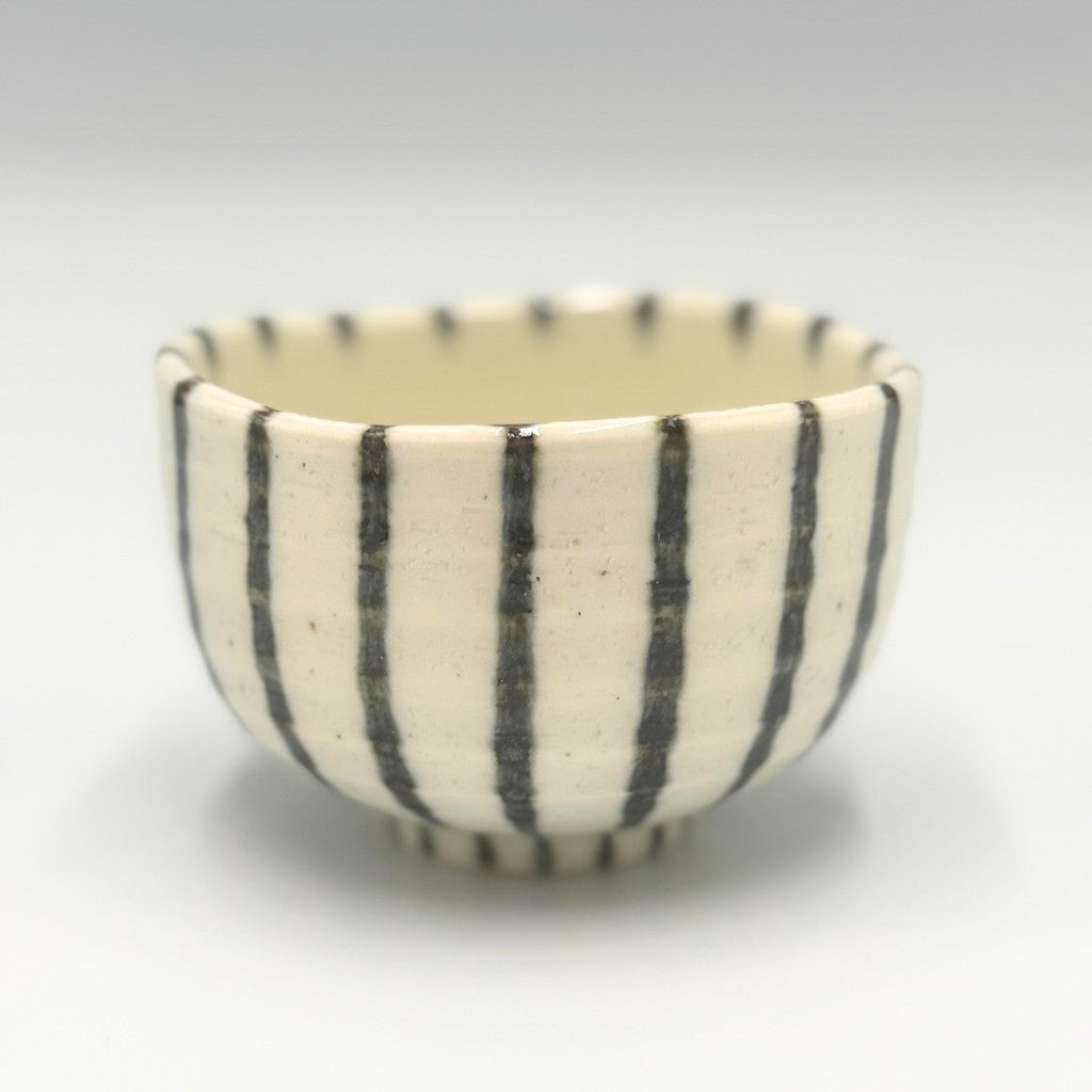 【made in japan】
Ale-net 10x6.7cm Ceramic Tea Bowl with Blue and White Stripes, Matcha Bowl, Cafe Bowl, Made in Japan, Mino Ware, Perfect for Tea Time and Serving Snacks.