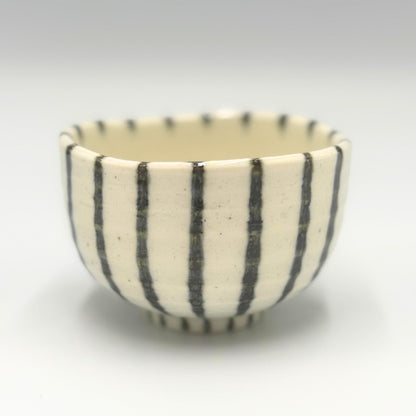 【made in japan】
Ale-net 10x6.7cm Ceramic Tea Bowl with Blue and White Stripes, Matcha Bowl, Cafe Bowl, Made in Japan, Mino Ware, Perfect for Tea Time and Serving Snacks.