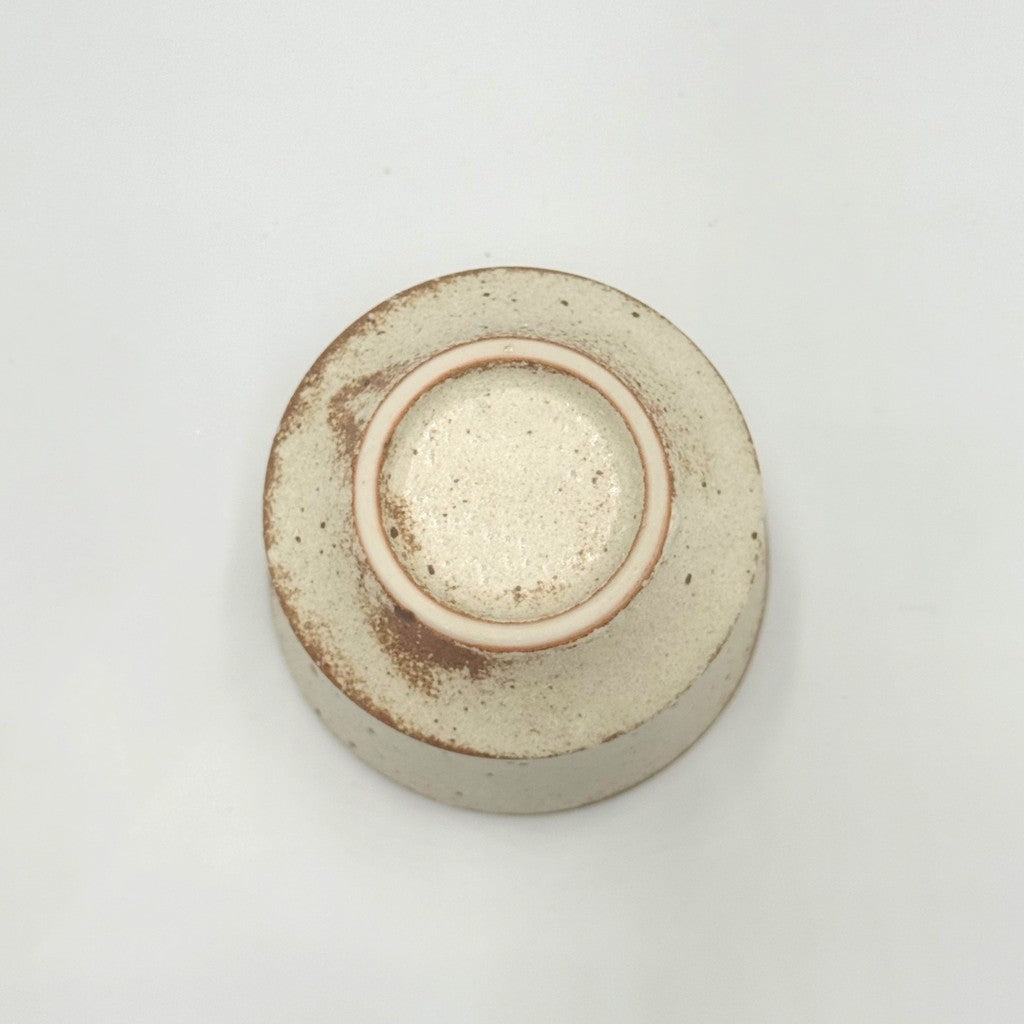 [made in Japan]
Mino Ware Sabi Shino Hantai Sencha Teacup, approximately 8cm in diameter and 6.5cm in height, with a capacity of about 170ml, in ivory color. Microwave and dishwasher safe. Made in Japan. Product code: 461-0003.