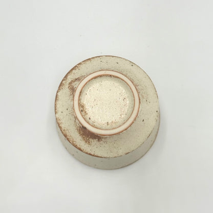 [made in Japan]
Mino Ware Sabi Shino Hantai Sencha Teacup, approximately 8cm in diameter and 6.5cm in height, with a capacity of about 170ml, in ivory color. Microwave and dishwasher safe. Made in Japan. Product code: 461-0003.