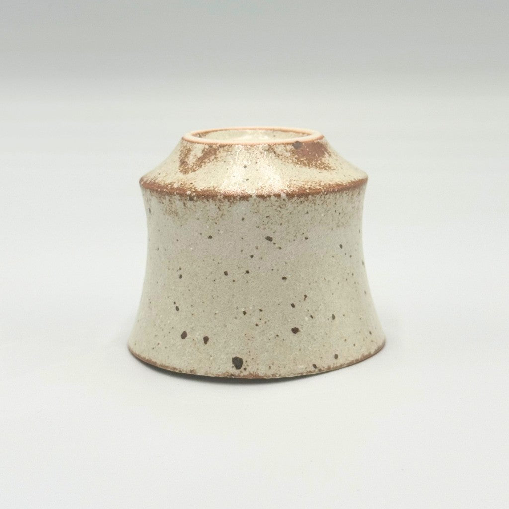 [made in Japan]
Mino Ware Sabi Shino Hantai Sencha Teacup, approximately 8cm in diameter and 6.5cm in height, with a capacity of about 170ml, in ivory color. Microwave and dishwasher safe. Made in Japan. Product code: 461-0003.