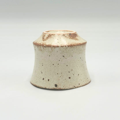 [made in Japan]
Mino Ware Sabi Shino Hantai Sencha Teacup, approximately 8cm in diameter and 6.5cm in height, with a capacity of about 170ml, in ivory color. Microwave and dishwasher safe. Made in Japan. Product code: 461-0003.