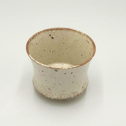 [made in Japan]
Mino Ware Sabi Shino Hantai Sencha Teacup, approximately 8cm in diameter and 6.5cm in height, with a capacity of about 170ml, in ivory color. Microwave and dishwasher safe. Made in Japan. Product code: 461-0003.