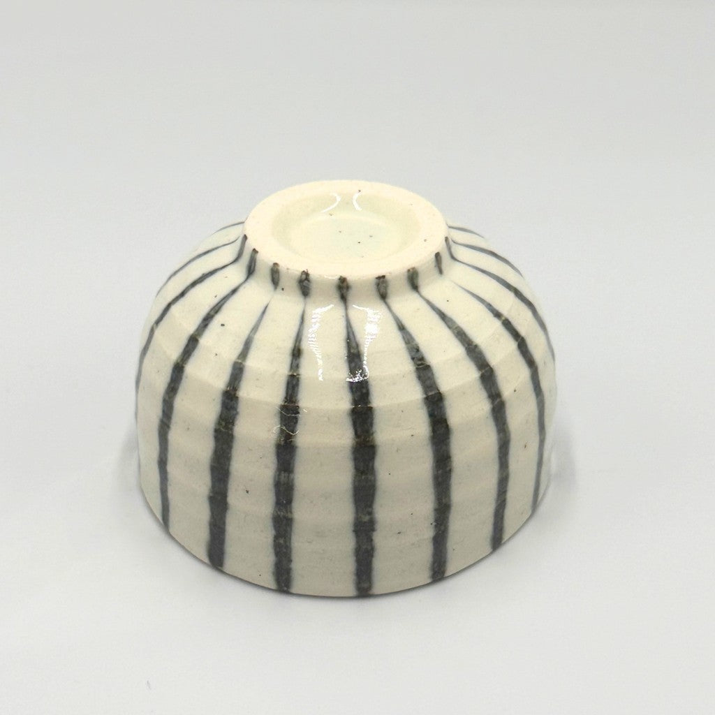 【made in japan】
Ale-net 10x6.7cm Ceramic Tea Bowl with Blue and White Stripes, Matcha Bowl, Cafe Bowl, Made in Japan, Mino Ware, Perfect for Tea Time and Serving Snacks.