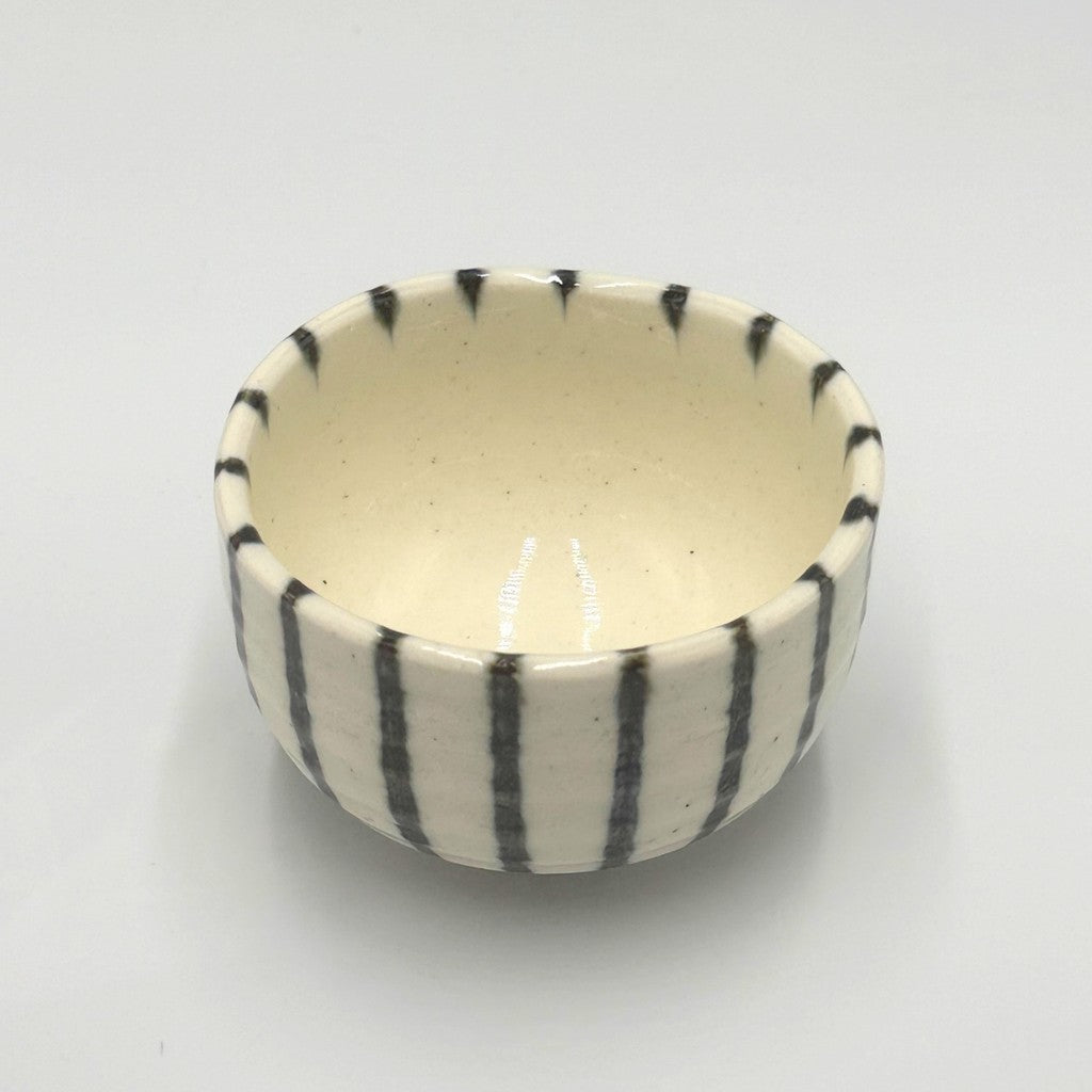 【made in japan】
Ale-net 10x6.7cm Ceramic Tea Bowl with Blue and White Stripes, Matcha Bowl, Cafe Bowl, Made in Japan, Mino Ware, Perfect for Tea Time and Serving Snacks.