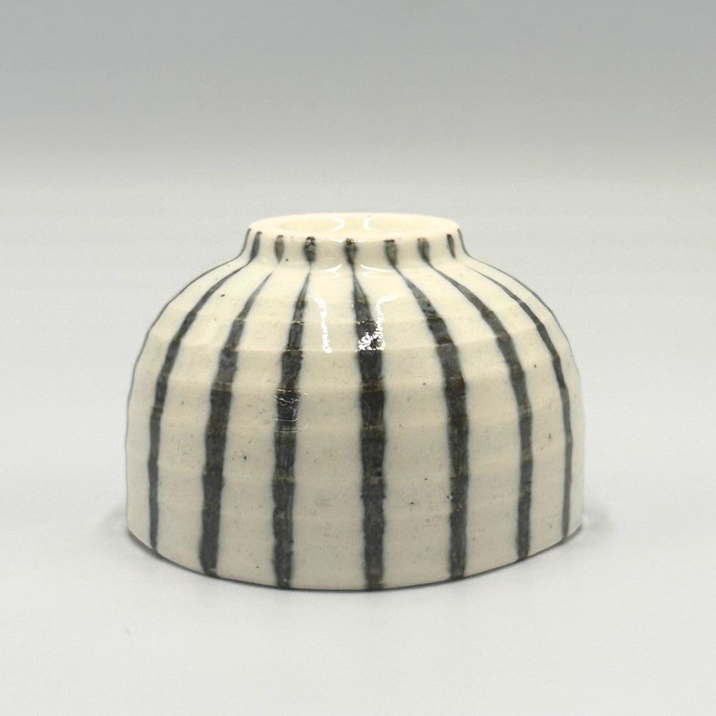 【made in japan】
Ale-net 10x6.7cm Ceramic Tea Bowl with Blue and White Stripes, Matcha Bowl, Cafe Bowl, Made in Japan, Mino Ware, Perfect for Tea Time and Serving Snacks.