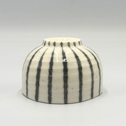 【made in japan】
Ale-net 10x6.7cm Ceramic Tea Bowl with Blue and White Stripes, Matcha Bowl, Cafe Bowl, Made in Japan, Mino Ware, Perfect for Tea Time and Serving Snacks.