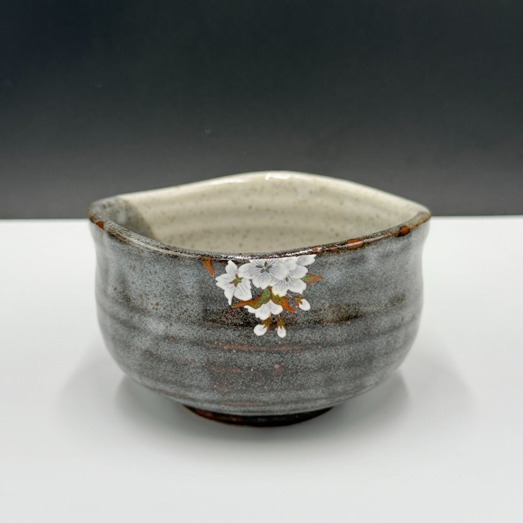 [Kutani ware] Matcha bowl Yoshidaya mountain cherry and bird [Made in Japan]matcha chawan