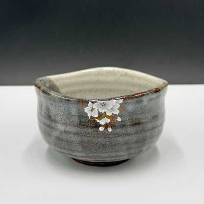 [Kutani ware] Matcha bowl Yoshidaya mountain cherry and bird [Made in Japan]matcha chawan