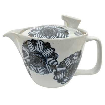 J-Kitchens Kunzan Kiln Teapot with Strainer - 240ml for 1 to 2 Servings - Hasami Ware, Made in Japan - Floral Design Collection