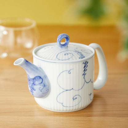 Hasami Ware Large Lightweight Teapot with Super Stainless Steel Strainer - Grapevine Pattern, 475ml Capacity, Easy to Clean, Japanese Tableware for Tea and Green Tea